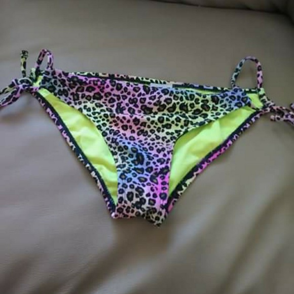 Bikini - Picture 2 of 2